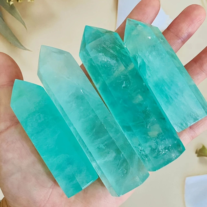 Kristāla kolonna — Stone Brothers; Materiāls: fluorīts; Kategorija: kristāla kolonna; Stils: moderns minimālisms; Tehnoloģija: gravēšana un pulēšana