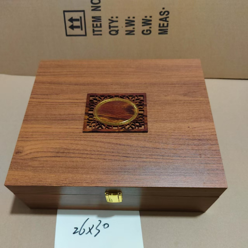 Подаръчна дървена кутия за колани с дървесен модел и глянсово покритие; сребърно горещо щамповане; облицовка Флок EVA; възможност за печат на лого; произход: Гуанджоу