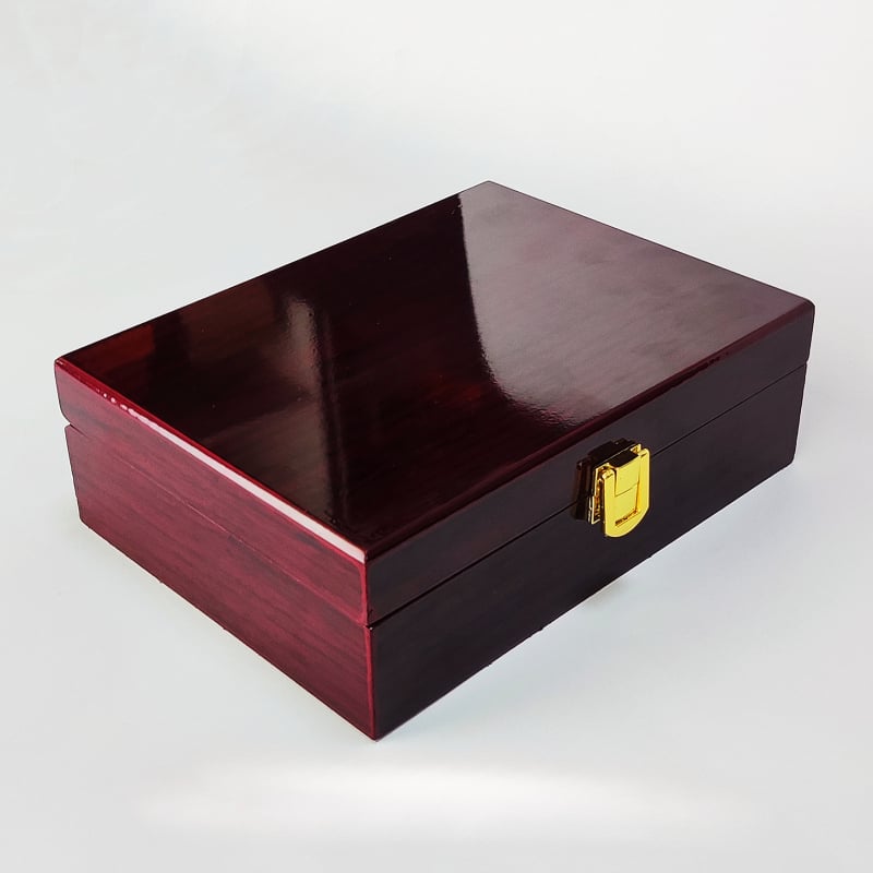 Dāvanu kaste jostai no koka ar spīdīgu pārklājumu, sudraba karstās lieces iestrāde, EVA flock iekšējā apdare, logotipa druka iespēja, izcelsme Guangzhou