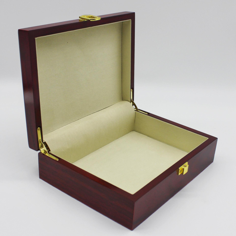 Подаръчна дървена кутия за колани с дървесен модел и глянсово покритие; сребърно горещо щамповане; облицовка Флок EVA; възможност за печат на лого; произход: Гуанджоу