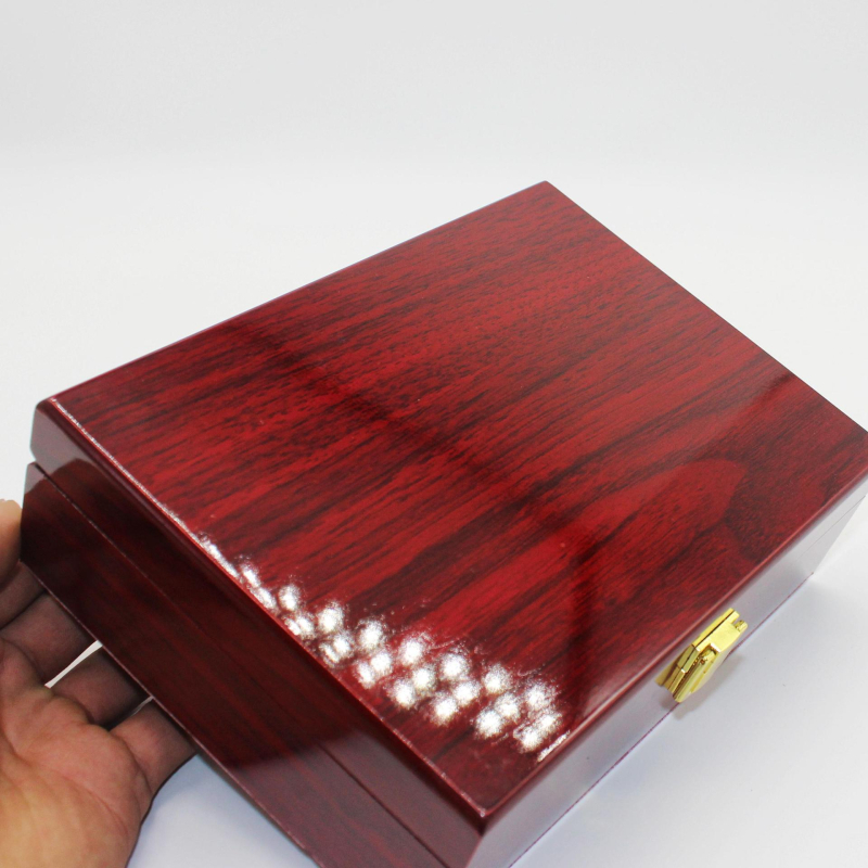 Подаръчна дървена кутия за колани с дървесен модел и глянсово покритие; сребърно горещо щамповане; облицовка Флок EVA; възможност за печат на лого; произход: Гуанджоу