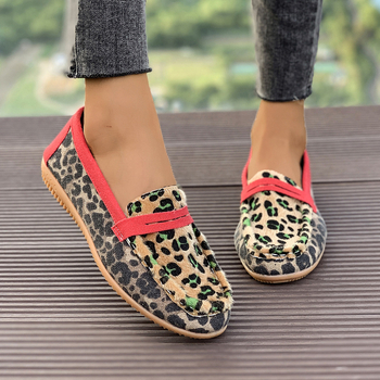 Kényelmes slip-on loafer leopárd mintával, kerek orr, alacsony sarkú (1–3 cm), gumírozott talp