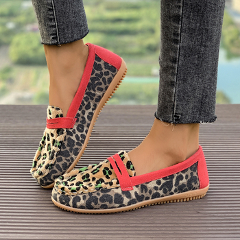 Kényelmes slip-on loafer leopárd mintával, kerek orr, alacsony sarkú (1–3 cm), gumírozott talp