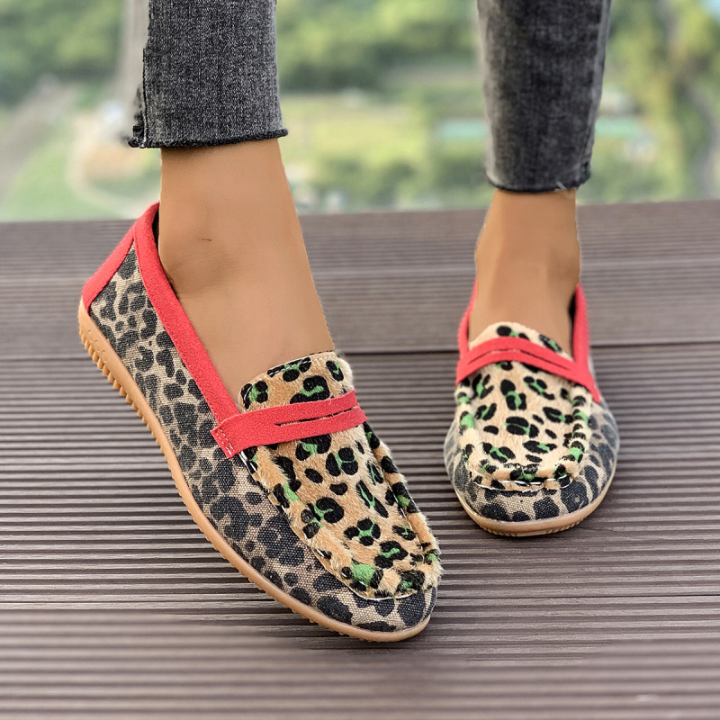 Kényelmes slip-on loafer leopárd mintával, kerek orr, alacsony sarkú (1–3 cm), gumírozott talp