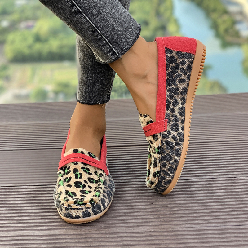 Kényelmes slip-on loafer leopárd mintával, kerek orr, alacsony sarkú (1–3 cm), gumírozott talp