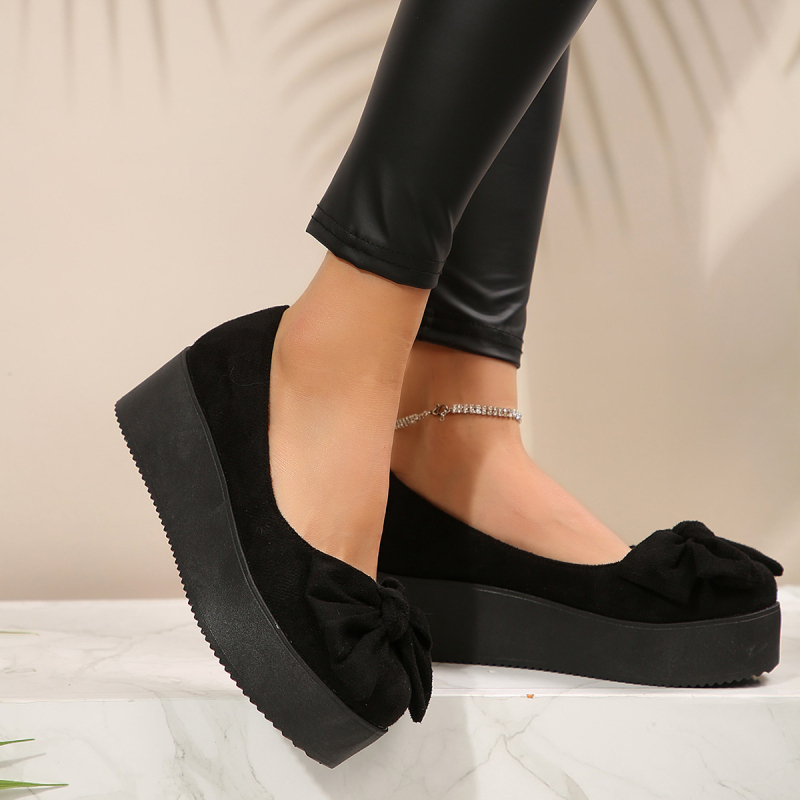 Kényelmes női loaferek: kerek orrú, PU felsőrész, 3-6 cm középmagas sarok, gumírozott talp, textil bélés