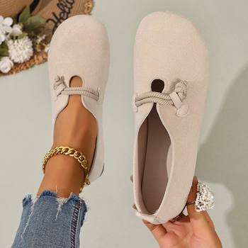 Ženske ribarske cipele s okruglim nosom, nubuk gornji dio, kopča, niska ravna peta 1-3 cm.