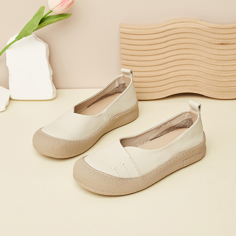 Női valódi bőr slip-on cipő, kerek orrú, belső microbőr bélés, gumitalp, középmagas 3–5 cm sarok