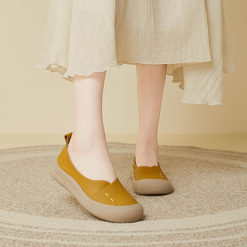 Női valódi bőr slip-on cipő, kerek orrú, belső microbőr bélés, gumitalp, középmagas 3–5 cm sarok