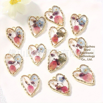 Širdies formos pakabukas iš epoksidinės dervos, rankų darbo, su džiovintais forget-me-not žiedais, natūralus stilius, įprasta grandinė