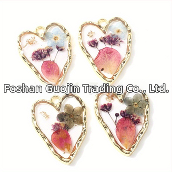 Širdies formos pakabukas iš epoksidinės dervos, rankų darbo, su džiovintais forget-me-not žiedais, natūralus stilius, įprasta grandinė