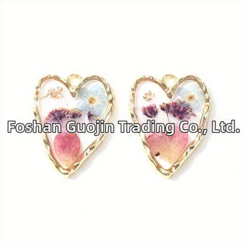 Širdies formos pakabukas iš epoksidinės dervos, rankų darbo, su džiovintais forget-me-not žiedais, natūralus stilius, įprasta grandinė