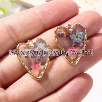 Širdies formos pakabukas iš epoksidinės dervos, rankų darbo, su džiovintais forget-me-not žiedais, natūralus stilius, įprasta grandinė