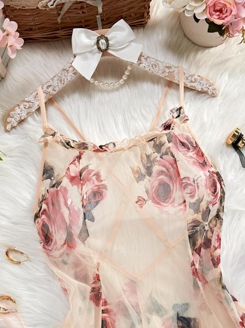 Ženska cami noćna haljina s floralnim uzorkom i križnim stražnjim dijelom | Materijal: Half-side Fleece; Glavni materijal: pamuk <30%; Uvođenje: proljeće 2025