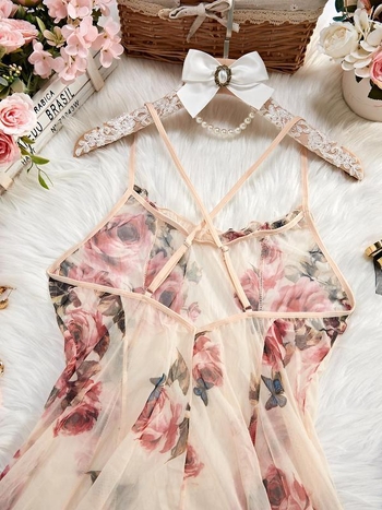Ženska cami noćna haljina s floralnim uzorkom i križnim stražnjim dijelom | Materijal: Half-side Fleece; Glavni materijal: pamuk <30%; Uvođenje: proljeće 2025
