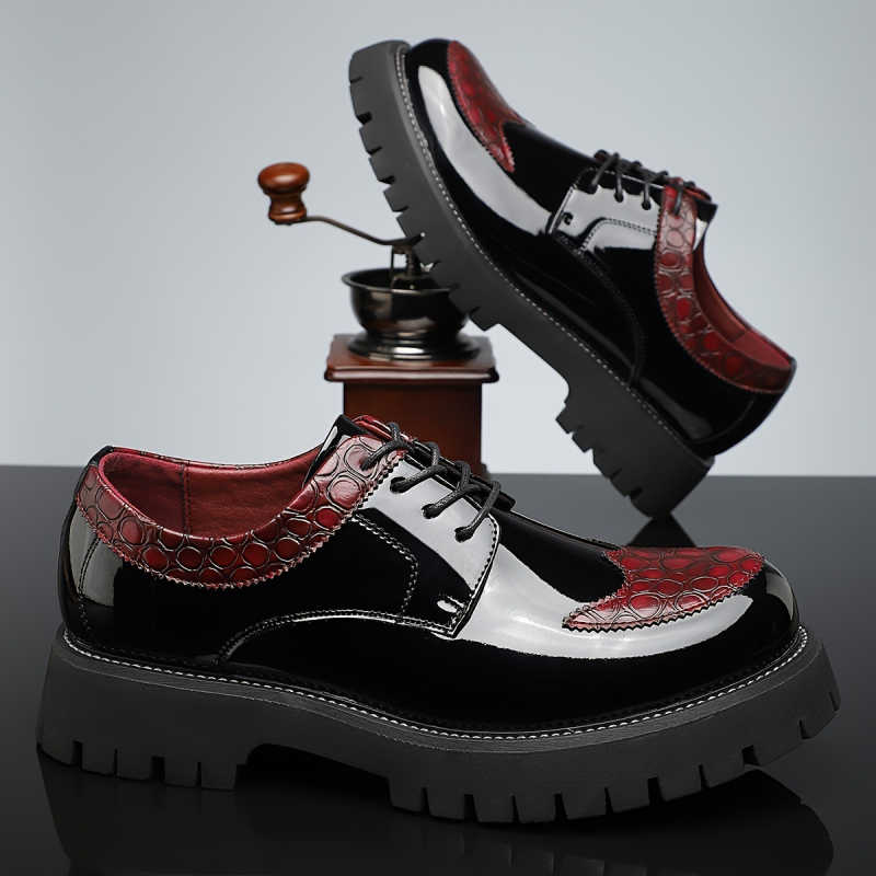 Férfiaknak szánt patentbőr casual cipő; felsőrész: dupla réteg borjúbőr; talp: gumi; sarokmagasság: középmagas (3-5 cm); elöl fűzővel történő záródás