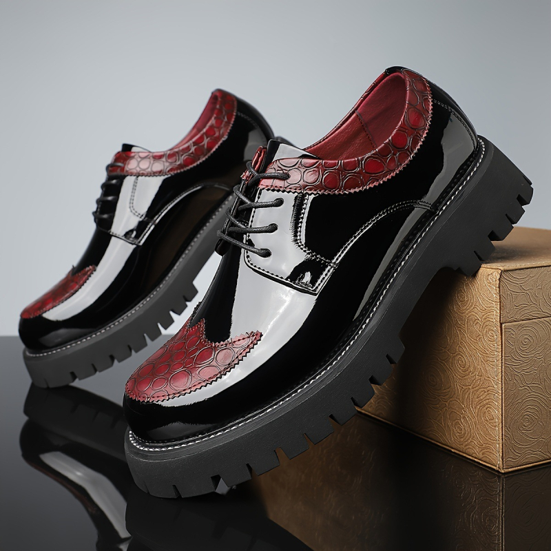 Férfiaknak szánt patentbőr casual cipő; felsőrész: dupla réteg borjúbőr; talp: gumi; sarokmagasság: középmagas (3-5 cm); elöl fűzővel történő záródás