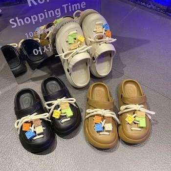 Batų gėlė - dekoratyvinis aksesuaras batams, blokų konstravimo stilus, kasdienė patogumas; modelis: batų gėlė; suderinamas su sportinėmis batelėmis, sandalėmis, kasdienėmis batelėmis, audiniais, šlepetėmis; sezonai: vasara, žiema, pavasaris, ruduo