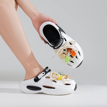 Batų gėlė - dekoratyvinis aksesuaras batams, blokų konstravimo stilus, kasdienė patogumas; modelis: batų gėlė; suderinamas su sportinėmis batelėmis, sandalėmis, kasdienėmis batelėmis, audiniais, šlepetėmis; sezonai: vasara, žiema, pavasaris, ruduo