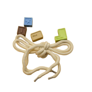 Batų gėlė - dekoratyvinis aksesuaras batams, blokų konstravimo stilus, kasdienė patogumas; modelis: batų gėlė; suderinamas su sportinėmis batelėmis, sandalėmis, kasdienėmis batelėmis, audiniais, šlepetėmis; sezonai: vasara, žiema, pavasaris, ruduo