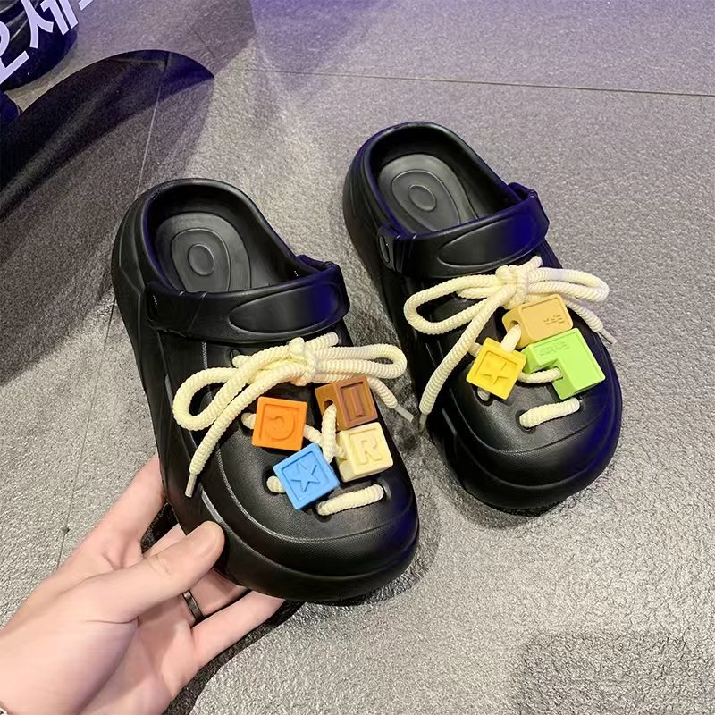 Batų gėlė - dekoratyvinis aksesuaras batams, blokų konstravimo stilus, kasdienė patogumas; modelis: batų gėlė; suderinamas su sportinėmis batelėmis, sandalėmis, kasdienėmis batelėmis, audiniais, šlepetėmis; sezonai: vasara, žiema, pavasaris, ruduo