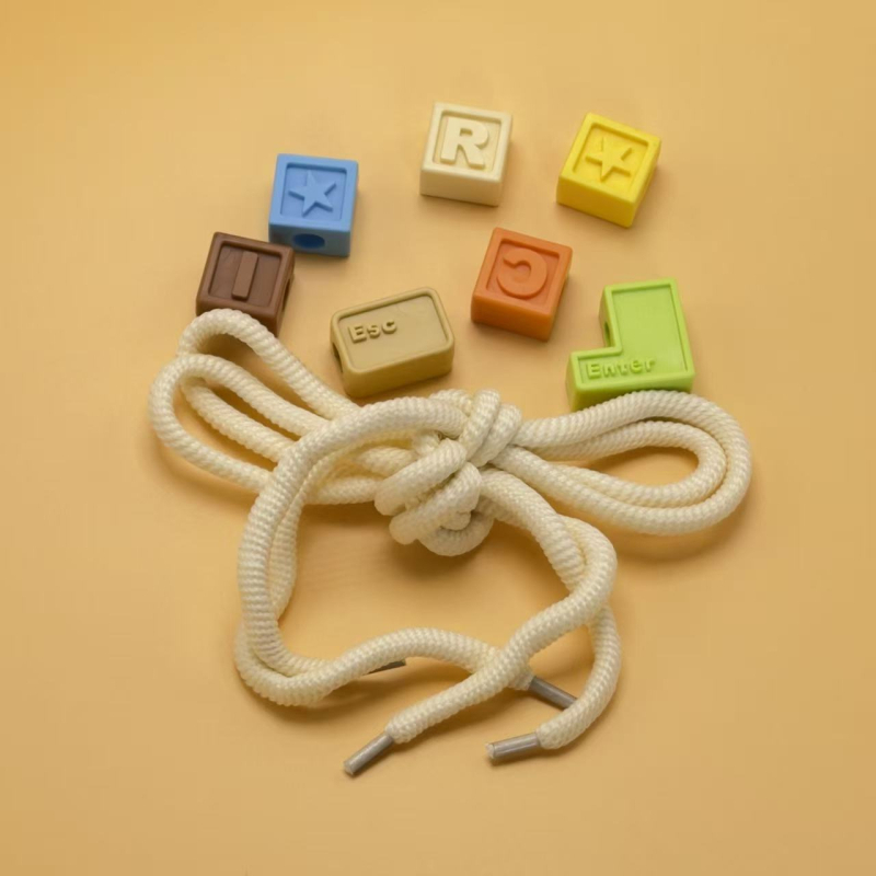 Batų gėlė - dekoratyvinis aksesuaras batams, blokų konstravimo stilus, kasdienė patogumas; modelis: batų gėlė; suderinamas su sportinėmis batelėmis, sandalėmis, kasdienėmis batelėmis, audiniais, šlepetėmis; sezonai: vasara, žiema, pavasaris, ruduo