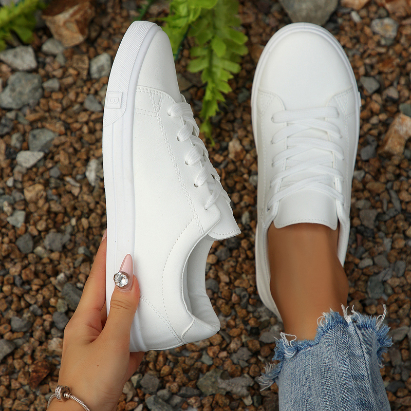 Moteriški sportbačiai Korėjietiško stiliaus, žemo profilio, apvaliu nosimi, lengvi, injekciniu būdu formuota padanga, raišteliai, PU įdėklas, visoms sezonoms.