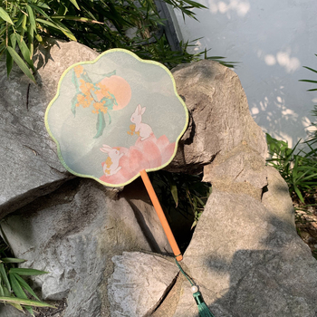 Κυκλικός μεταξωτός ανεμιστήρας χειρός με μοτίβο Jade Rabbit και οκταφυλλικό σχέδιο, ξύλινος σκελετός, εκτύπωση, γλυκό στυλ