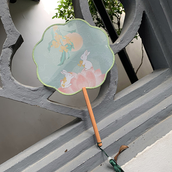 Κυκλικός μεταξωτός ανεμιστήρας χειρός με μοτίβο Jade Rabbit και οκταφυλλικό σχέδιο, ξύλινος σκελετός, εκτύπωση, γλυκό στυλ