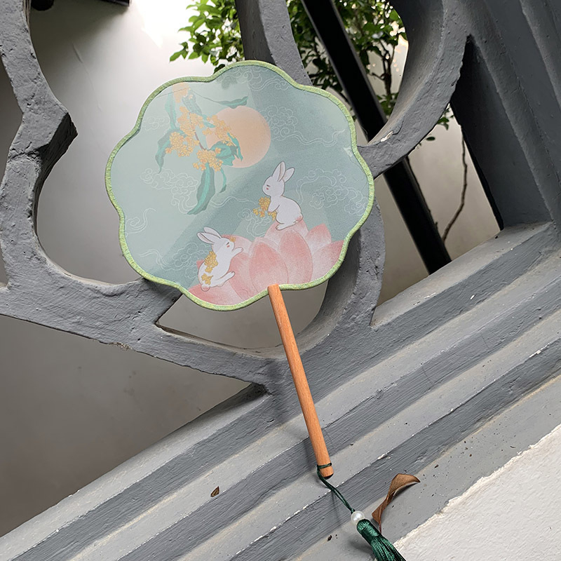 Κυκλικός μεταξωτός ανεμιστήρας χειρός με μοτίβο Jade Rabbit και οκταφυλλικό σχέδιο, ξύλινος σκελετός, εκτύπωση, γλυκό στυλ