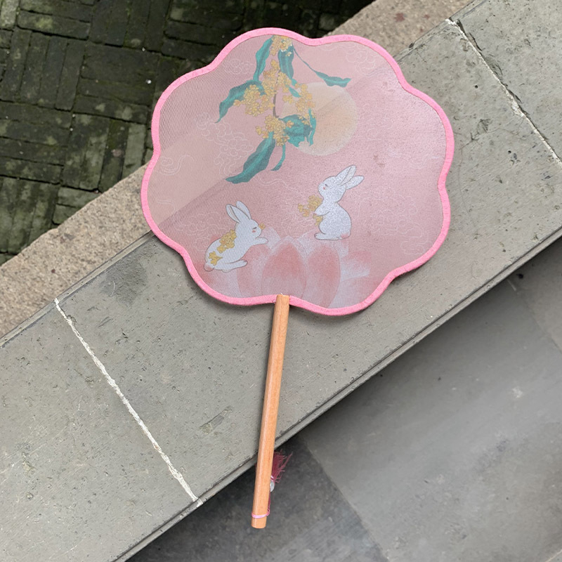 Κυκλικός μεταξωτός ανεμιστήρας χειρός με μοτίβο Jade Rabbit και οκταφυλλικό σχέδιο, ξύλινος σκελετός, εκτύπωση, γλυκό στυλ