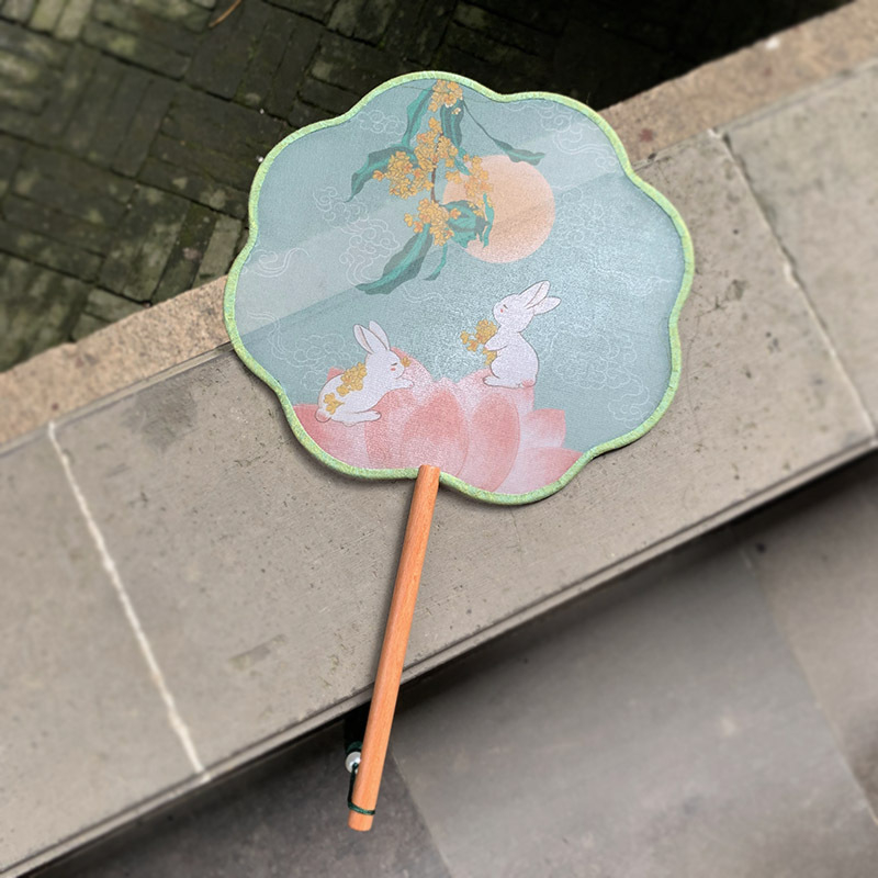Κυκλικός μεταξωτός ανεμιστήρας χειρός με μοτίβο Jade Rabbit και οκταφυλλικό σχέδιο, ξύλινος σκελετός, εκτύπωση, γλυκό στυλ