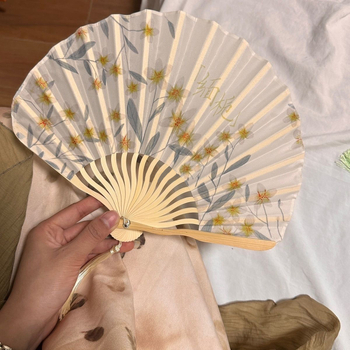 Διπλωμένος φαν από Aya μετάξι με εκτύπωση σε στιλ μελάνης – αξεσουάρ φωτογράφισης, κινεζικό στυλ