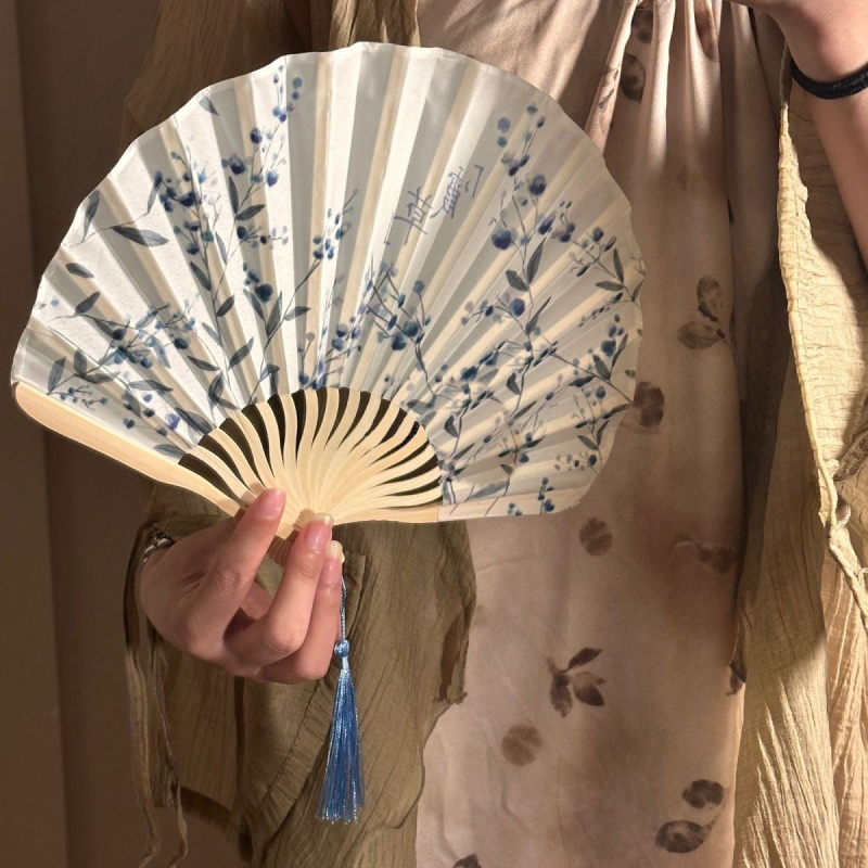 Διπλωμένος φαν από Aya μετάξι με εκτύπωση σε στιλ μελάνης – αξεσουάρ φωτογράφισης, κινεζικό στυλ