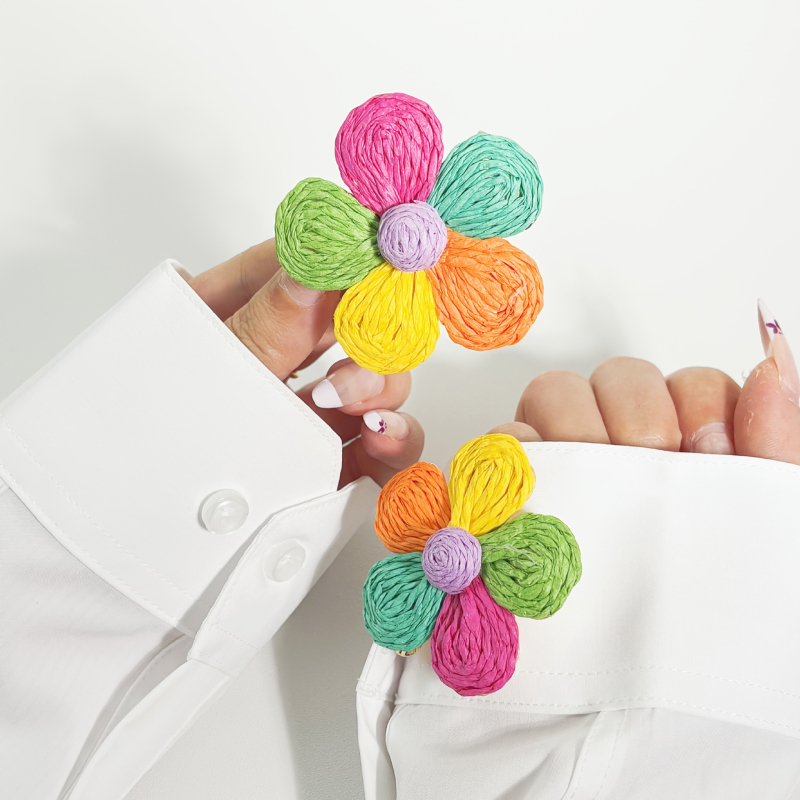 Μποέμ σκουλαρίκια από ραφία, χειροποίητα, υφαντά με αντίθετα λουλούδια, τύπου κουμπιού, Junji