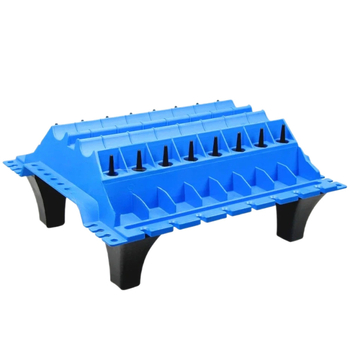 Variklio techninės priežiūros darbo stalas: plastikinė plokštė įsiurbimo/ išmetimo dalių išdėstymui — cilindro galvos varžtai, vožtuvo svirčių rankos, viršutinės talpyklos ir vožtuvo spyruoklių vietos