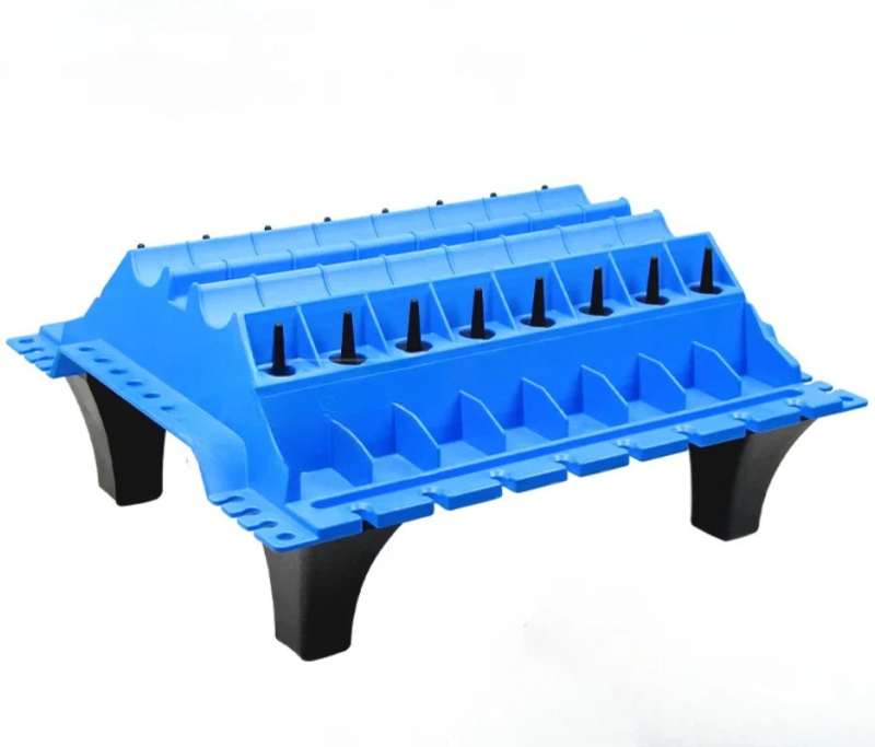 Variklio techninės priežiūros darbo stalas: plastikinė plokštė įsiurbimo/ išmetimo dalių išdėstymui — cilindro galvos varžtai, vožtuvo svirčių rankos, viršutinės talpyklos ir vožtuvo spyruoklių vietos