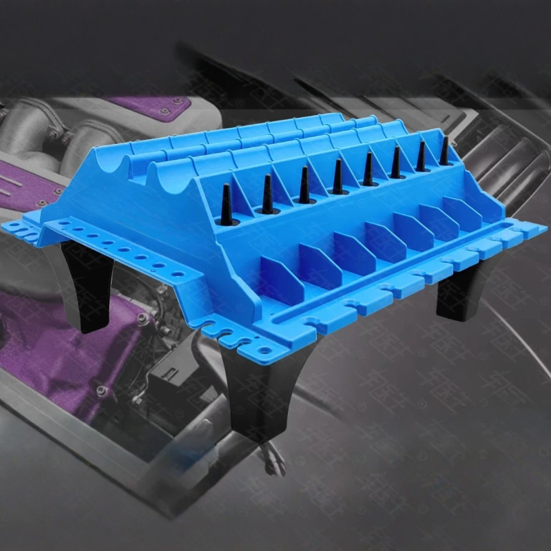 Variklio techninės priežiūros darbo stalas: plastikinė plokštė įsiurbimo/ išmetimo dalių išdėstymui — cilindro galvos varžtai, vožtuvo svirčių rankos, viršutinės talpyklos ir vožtuvo spyruoklių vietos