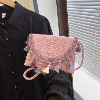 Šiaudinė pintinė rankinė, magnetinis užsegimas, poliesterio pamušalas, viena rankena, kvadratinė forma