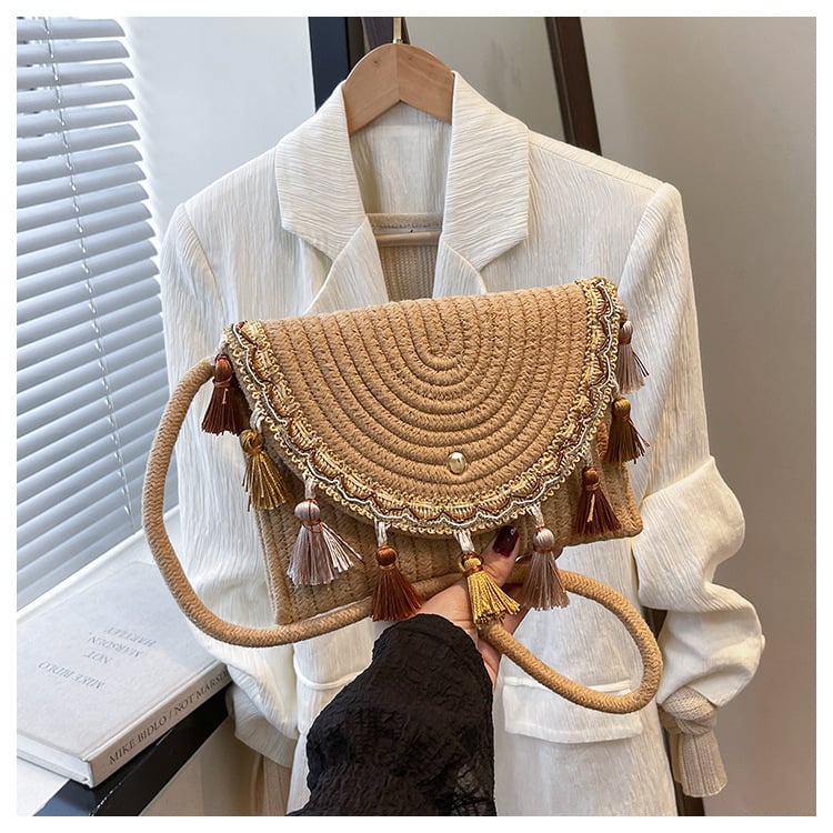 Šiaudinė pintinė rankinė, magnetinis užsegimas, poliesterio pamušalas, viena rankena, kvadratinė forma