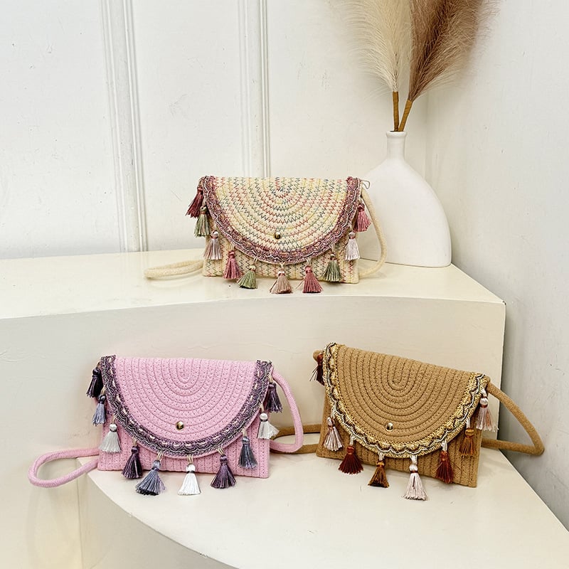 Šiaudinė pintinė rankinė, magnetinis užsegimas, poliesterio pamušalas, viena rankena, kvadratinė forma