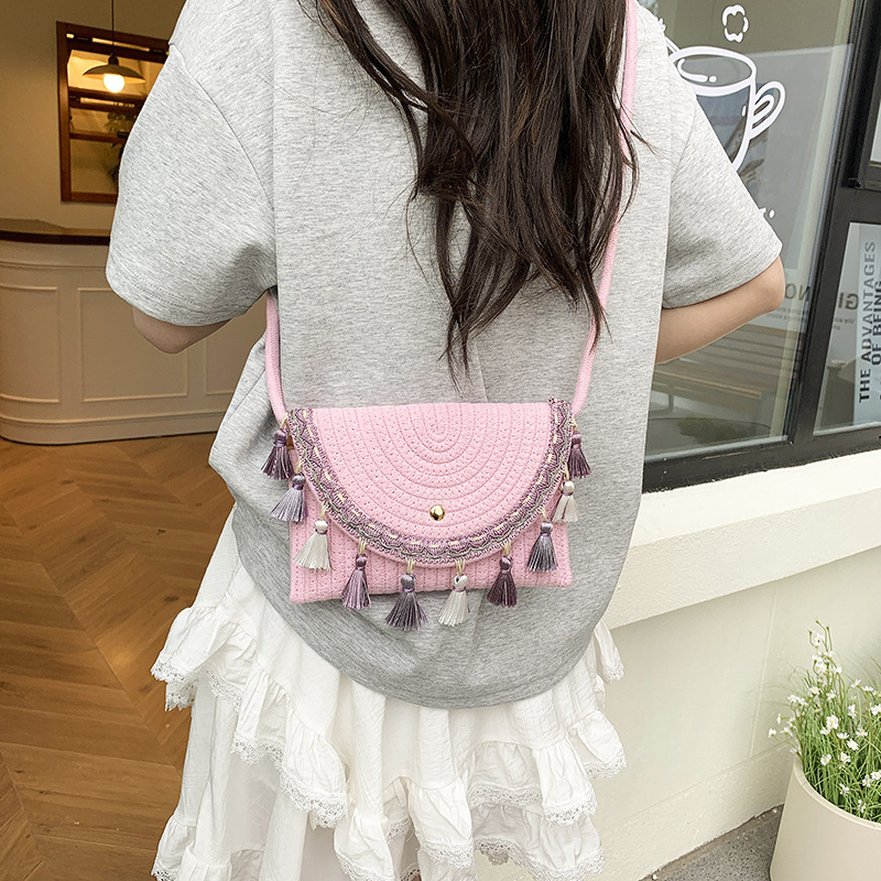 Šiaudinė pintinė rankinė, magnetinis užsegimas, poliesterio pamušalas, viena rankena, kvadratinė forma