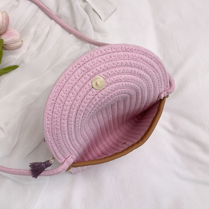 Šiaudinė pintinė rankinė, magnetinis užsegimas, poliesterio pamušalas, viena rankena, kvadratinė forma