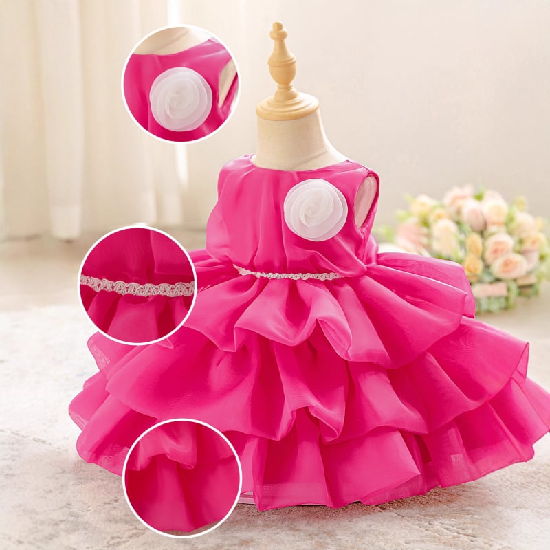 Vaikų suknelė – princesė su gėlėtu ornamentu, medvilnės-poliesterio mišinys; pagrindinis audinys 65% poliesteris, pamušalas 35% medvilnė; amžius 1–3 metai; visus metus.