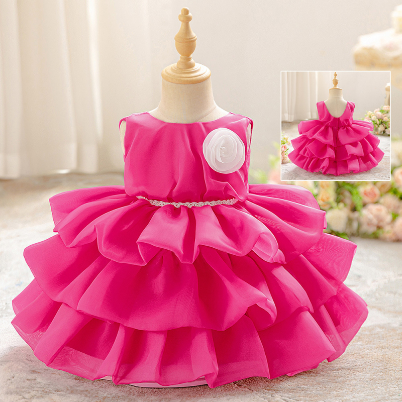 Vaikų suknelė – princesė su gėlėtu ornamentu, medvilnės-poliesterio mišinys; pagrindinis audinys 65% poliesteris, pamušalas 35% medvilnė; amžius 1–3 metai; visus metus.