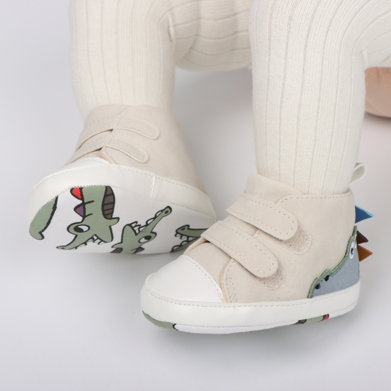 Mažųjų bateliai: kvėpuojanti PU viršutinė dalis, neslystantis padas, Velcro užsegimas, aukštas viršus, krokodilo gyvūnų raštas