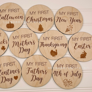 Medinė kūdikio raidos žymė rekvizitas fotografavimui, iš boxwood, šiuolaikinis stilius