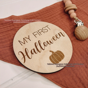 Medinė kūdikio raidos žymė rekvizitas fotografavimui, iš boxwood, šiuolaikinis stilius