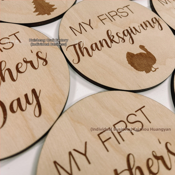 Medinė kūdikio raidos žymė rekvizitas fotografavimui, iš boxwood, šiuolaikinis stilius