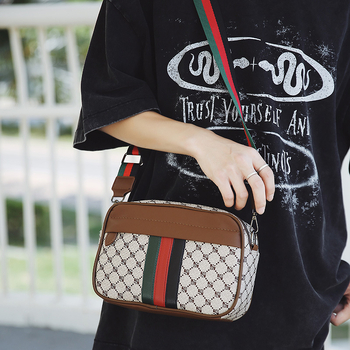 Vyriska pečių rankinė, Korėjietiško stiliaus, kasdieniam naudojimui (PU medžiaga, poliesterio pamušalas, dryžių raštas, suderinama su 14 colių nešiojamuoju, vasara 2025)